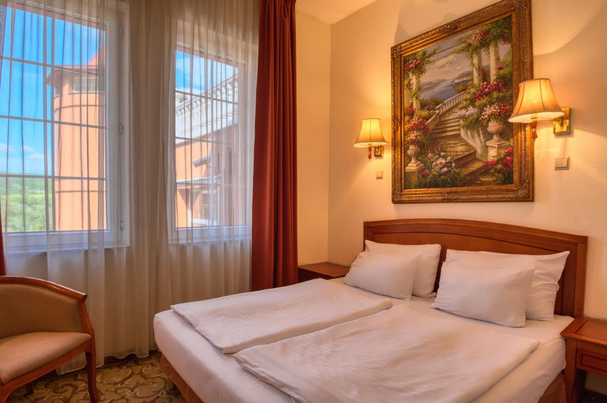 Hotel Bellevue Esztergom Exterior foto