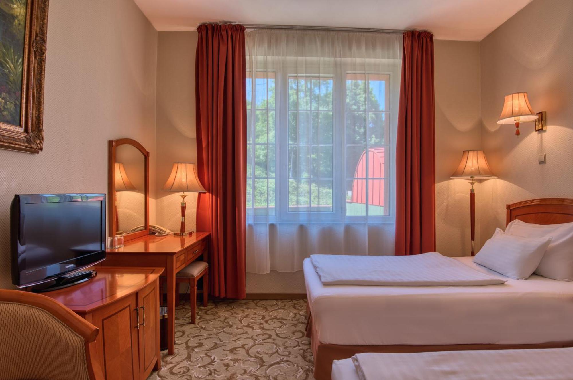 Hotel Bellevue Esztergom Exterior foto